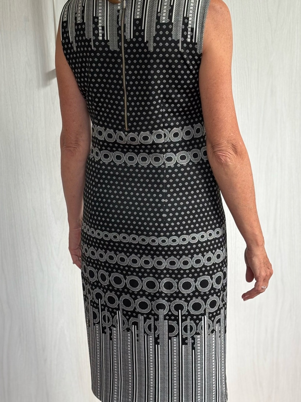 Sleeveless Black and White Patterned Midi Dress - Picture 3 of 5